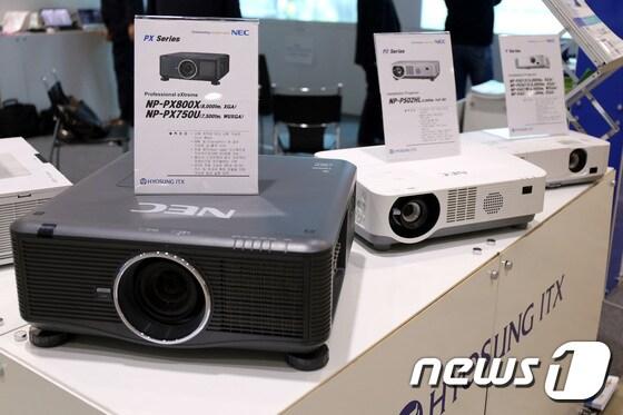 본문 이미지 - 효성의 IT 전문 계열사인 효성ITX가 최신 NEC 빔프로젝터 신제품 8종을 출시했다.(사진제공=효성)ⓒ News1