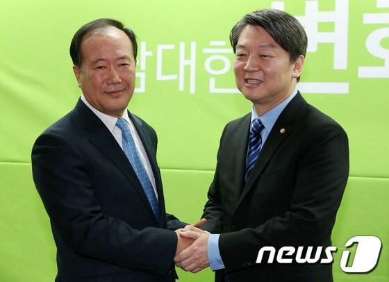 본문 이미지 - 안철수 국민의당 인재영입위원장과 새롭게 합류한 김봉수 전 키움증권 부회장이 19일 오전 서울 마포구 당사에서 인사를 나누고 있다.