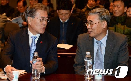 본문 이미지 - 문재인 대통령이 지난해 1월19일 서울 중구 프레스센터에서 열린 '2016 신년대토론회 20대 총선과 남북관계'에서 이종석 전 통일부장관과 대화를 나누고 있다. 2016.1.19/뉴스1 ⓒ News1 허경 기자