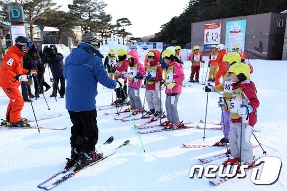 본문 이미지 - 계룡시는 지역혁신중심 대학지원체계(RISE) 사업의 일환으로 관내 초·중학생을 대상으로 ‘계룡시 청소년 스키캠프’를 개최한다.사진은   '스키클럽곤지암'  모습. (사진은 기사 내용과 무관함) / 뉴스1 ⓒ News1(곤지암리조트 제공) 2016.1.19/뉴스1