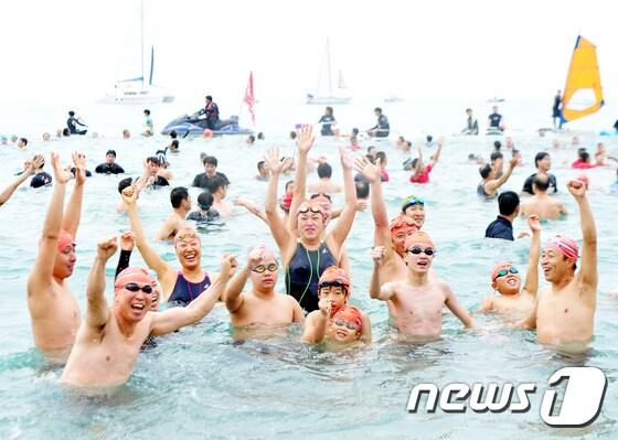 본문 이미지 - 2일 제주 서귀포시 중문해수욕장에서 열린 ‘제16회 서귀포 겨울바다 펭귄수영대회’에 참가한 도민과 관광객들이 겨울바다에서 해수욕을 즐기고 있다.2016.1.2/뉴스1 ⓒ News1 이석형 기자