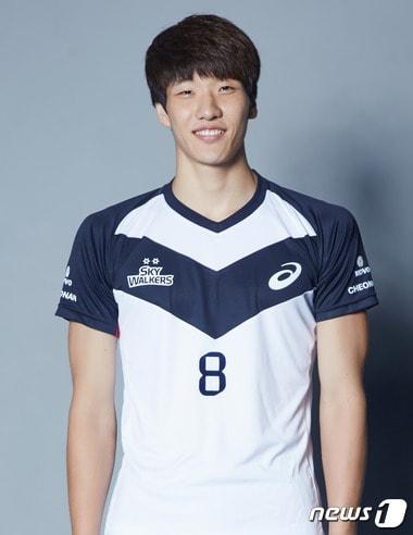 본문 이미지 - 현대캐피탈 송준호(25)가 2일 우리카드와의 맞대결에서 블로킹 6개를 포함한 13득점을 올리며 자신감을 되찾았다. 이제 그는 레프트와 라이트에서 모두 적응한 뒤 궁극적인 꿈 '국가대표'를 이뤄내고자 한다. ⓒ News1