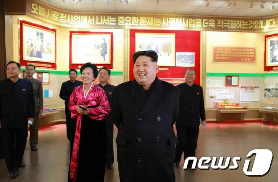 본문 이미지 - 김정은 국방위원장이 혁명운동사적관을 둘러보고 있다. 노동신문은 김정은 위원장이 최룡해 황병서 등과 함께 이곳을 방문했다고 보도했다. (노동신문) 2016.1.20/뉴스1