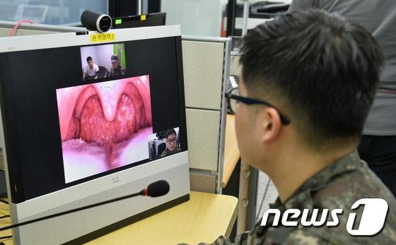 본문 이미지 - 군의관이 격오지부대 환자를 원격지료하는 모습. ⓒ News1 이재명 기자