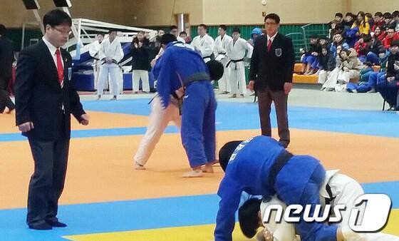 본문 이미지 - 창녕국민체육센터에서 창녕군수배 우수초청팀 유도 대회가 20,21일 이틀간 열린다. (창녕군제공) ⓒ News1 이철우 기자