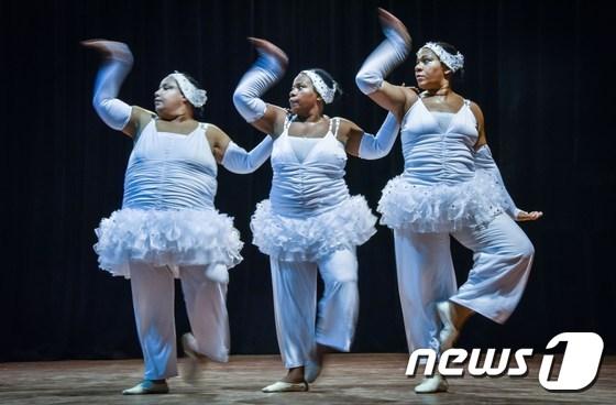 본문 이미지 - 단사 볼루미노사(Danza Voluminosa) 단원들이 13일(현지시간) 쿠바 하바나 국립극장에서 '백조의 호수'를 공연하고 있다. ⓒ AFP=뉴스1
