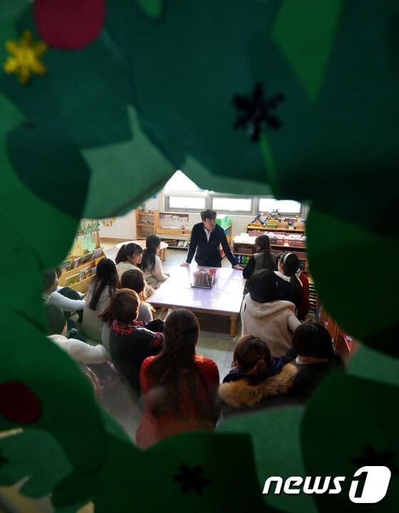 본문 이미지 - 20일 오후 경기도 수원시의 한 유치원에서 선생님들이 누리과정에 대한 회의를 진행하고 있다. 어린이집은 학부모가 매월 14일께 신용카드로 누리과정 비용을 결제하면 그 다음달 20일 이후 해당 카드사에 지급되는 방식이어서 1월분이 실제 정산되기까지 앞으로 약 한 달이라는 시간적 여유가 있다. 하지만 사립 유치원들은 오늘부터 교사 인건비와 차량운행비, 체험학습비, 필요경비 등을 지출하지 못하는 처지에 놓이게 됐다. 2016.1.21/뉴스1 ⓒ News1 이재명 기자