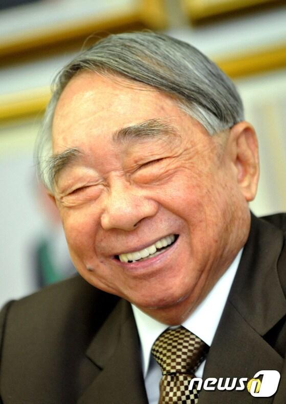 본문 이미지 - 대만 에버그린 그룹(長榮集團)의 창업자 창융파(張榮發) 회장이 20일 타계했다 ⓒ News1