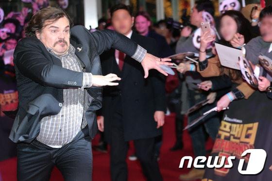 본문 이미지 - 배우 잭 블랙이 20일 오후 서울 영등포구 타임스퀘어에서 열린 영화 '쿵푸팬더3' 레드카펫 행사에 참석하고 있다. 잭 블랙은 오는 28일 개봉하는 영화 '쿵푸팬더3'에서 주인공인 포의 목소리를 연기했다.2016.1.20 스타뉴스 ⓒ 뉴스1