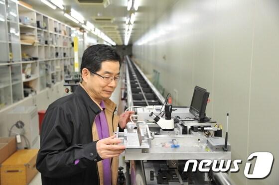 본문 이미지 - 50m 범위의 장거리 레이저 간섭계를 교정 중인 엄태봉 박사.ⓒ News1