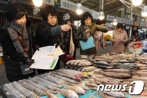 본문 이미지 - 설 명절을 앞두고 성수식품에 대한 점검을 진행 중인 지방자치단체 관계자들./뉴스1 ⓒ News1 이종현 기자