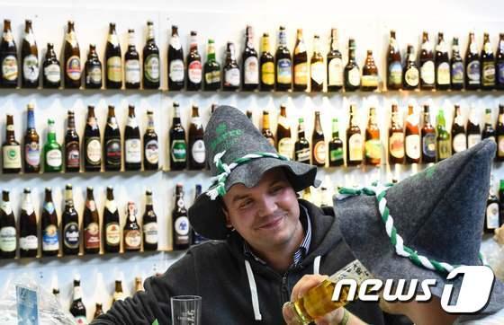 본문 이미지 - 독일 베를린에서 지난 15일 열린 그린 위크 애그리컬처 페어에서 관광객들이 맥주를 마시고 있다. ⓒ AFP=뉴스1