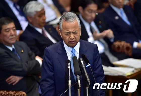 본문 이미지 - 건설회사로부터의 불법 정치자금 수수 의혹이 제기된 아마리 아키라 일본 경제재생담당상이 21일 오전 참의원 결산위원회에 출석, 여야 의원들의 관련 질의에 답변하고 있다. ⓒ AFP=뉴스1