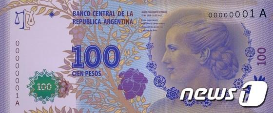 본문 이미지 - 아르헨티나 100페소 지페에 에바 페론(애칭 에비타)의 얼굴이 그려져 있다. ⓒ AFP=뉴스1