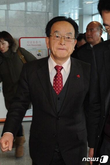 본문 이미지 - 임각수 충북 괴산군수가 22일 '부인 밭 석축' 사건에 대한 항소심 선고 공판이 끝난 뒤 청주지방법원에서 나서고 있다. 청주지방법원 형사항소1부(구창모 부장판사)는 이날 공판에서 임각수 군수의 항소를 기각했다. 임 군수는 1심에서 직위상실형인 징역 8월에 집행유예 2년을 선고받았다. 2016.1.22/뉴스1 ⓒ News1 김용빈 기자