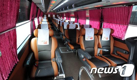 본문 이미지 - (유)호남고속과 (주)전북고속이 올 1월 부터 운행하고 있는 우등형고속버스 내부. 총 좌석 수는 31으로 우등버스(28)대와 비슷한 수준이며 가격은 전주(시외)~서울(남부) 노선이 1만2700원으로 일반 고속버스(1만2800원) 수준이다.2016.1.22/뉴스1 ⓒ News1 김대웅 기자