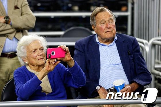 본문 이미지 - 조지 허버트 워커 부시 전 미국 대통령과 바버라 피어스 여사. ⓒAFP=뉴스1