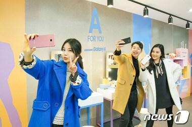 본문 이미지 - 삼성전자 모델이 서울 광진구 자양동에 위치한 건대 커먼그라운드에서 열린 ‘A 플레이그라운드(A Playground)’ 소비자 체험 행사에서 갤럭시 A의 프리미엄 기능을 소개하고 있다.ⓒ News1