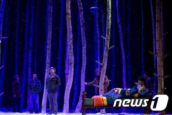 본문 이미지 - 연극 '렛 미 인' 공연 장면 ⓒ News1