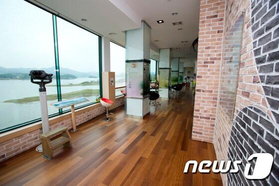 본문 이미지 - 경기도 광주시 남종면에 위치한 경기도수자원본부 ‘팔당전망대’가 물관광 명소로 각광받고 있다.지난 한 해 동안 5만4000명이 이 곳을 다녀갔다./사진제공=경기도수자원본부 ⓒ News1 진현권 기자