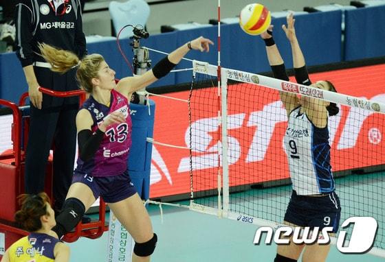 본문 이미지 - 흥국생명이 외국인 선수 테일러(왼쪽)가 부상으로 결장한 가운데 4연패의 부진에 빠졌다. /뉴스1 ⓒ News1 김명섭 기자