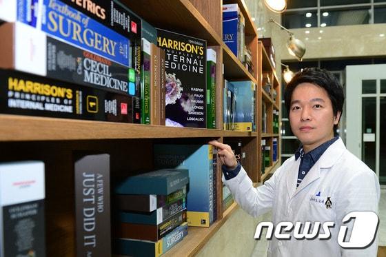 본문 이미지 - 김시윤 교수가 서울 광진구 건국대학교에서 뉴스1과 인터뷰를 하고 있다. 2016.1.26/뉴스1 ⓒ News1 임세영 기자