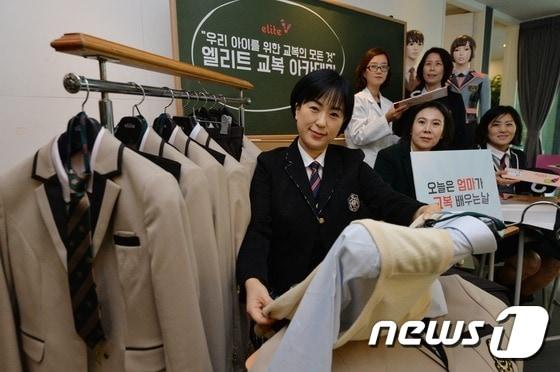 본문 이미지 - 한 교복업체가 신학기를 맞아 예비 중고생 자녀를 둔 학부모들을 대상으로 판촉행사을 벌이고 있다. 2016.1.27/뉴스1 ⓒ News1 송원영 기자