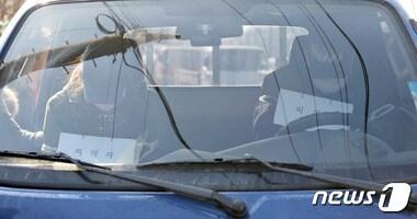 본문 이미지 - 2016년 1월27일 오후 경기 시흥시 금이동의 한 도로에서 ‘교통사고 위장 남편 청부살해 사건’ 피의자 강씨(여)와 손씨가 현장검증을 하고 있다.  ⓒ News1 이재명 기자