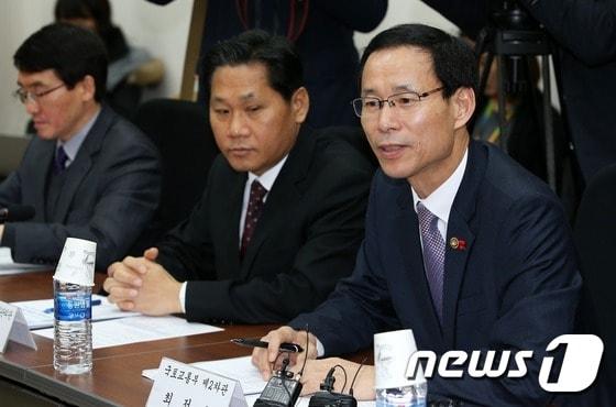 본문 이미지 - 28일 서울 여의도 국회에서 열린 중고자동차 시장 선진화 관련 당정협의에서 최정호 국토교통부 2차관이 모두발언을 하고 있다. 2016.1.28/뉴스1 ⓒ News1 오대일 기자