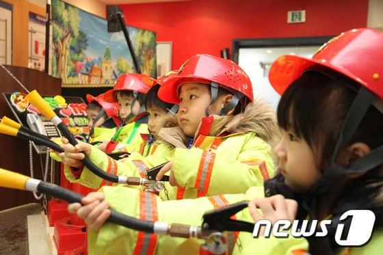 본문 이미지 - 지난 1월 28일 서울의 한 유치원생들이  송파구 오금로 송파소방서에서 열린 소방안전체험교실에서 소방안전교육을 받고 있다. /뉴스1 DB  ⓒ News1