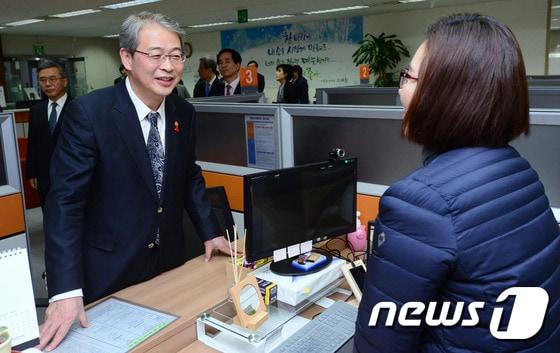 본문 이미지 - 임종룡 금융위원장이 신용회복위원회 서민금융종합상담센터를 찾아 상담원들을 격려하고 있다. /뉴스1 ⓒ News1 박정호 기자