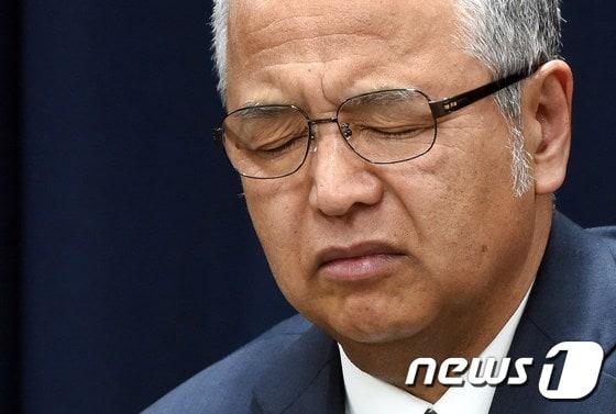 본문 이미지 - 아마리 아키라 전 일본 경제재생담당상. ⓒ AFP=뉴스1