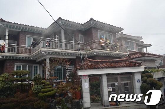 본문 이미지 - 29일 오전 11시51분께 경남 창원시 의창구 명서동의 한 단독주택에서 난 불을 소방대원이 진화하고 있다. (창원소방본부 제공) ⓒ News1 이상욱 기자