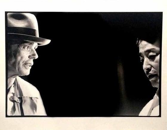 본문 이미지 - 1984 일본 도쿄에서 만난 요셉보이스(죄측)와 백남준  ⓒPaul Garrin