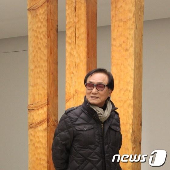 본문 이미지 - 회고전 '재현'에 출품된 '메타포' 앞에 선 심문섭 작가 (사진제공 아라리오 갤러리)