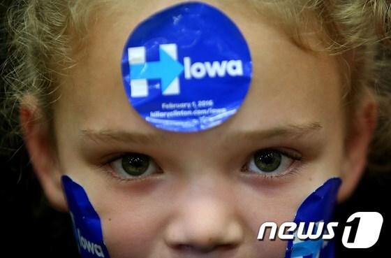 본문 이미지 - 미국 아이오와주(州) 코커스(당원대회)를 이틀 앞둔 30일(현지시간) 아이오와주 시더래피즈 소재 워싱턴 고교에서 열린 민주당 경선 주자 힐러리 클린턴 전 국무장관의 유세장에 어린지 지지자가 참석했다. ⓒ AFP=뉴스1