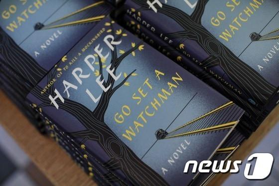 본문 이미지 - 소설 '앵무새 죽이기'의 작가 하퍼 리(89)의 신작 '파수꾼'. ⓒ AFP=뉴스1