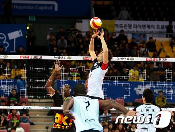 본문 이미지 - 현대캐피탈의 주전 세터 노재욱이 '토털배구'를 지휘하는 마에스트로 역할을 하면서 팀의 5연승을 견인했다. /뉴스1
