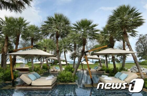 본문 이미지 - 아난타라 푸껫은 총 82개의 풀빌라가 정원과 라군으로 연결되어 있어 라군에서 즐기는 한가로운 산책이 꿈만 같다.(허니문리조트 제공)ⓒ News1travel