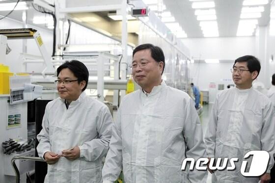 본문 이미지 - 박진수  LG화학 부회장이 6일 현장경영차 오창·청주공장을 방문했다. 박 부회장이 수처리필터공장을 둘러보고 있다. 사진제공=LG화학 오창·청주공장 ⓒ News1