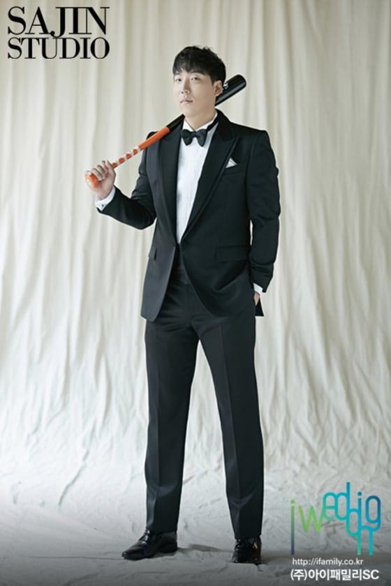 본문 이미지 - 김현수(28·볼티모어 오리올스)가 9일 오후 1시 6년간 만남을 이어온 연인과 비공개 결혼식을 올린다. (아이웨딩 제공) ⓒ News1