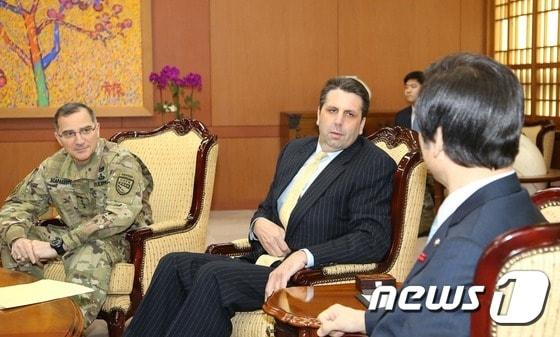 본문 이미지 - 마크 리퍼트 주한 미국대사와 커티스 스캐퍼로티 주한미군사령관이 6일 오후 서울 도렴동 외교부 청사에서 북한의 '수소탄 핵실험'과 관련해 윤병세 외교부장관과 논의를 하고 있다. 2016.1.6/뉴스1 ⓒ News1 손형주 기자