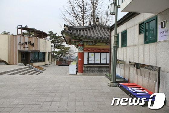 본문 이미지 - 지난 5일 북악스카이웨이 팔각정에 자전거 흠집없이 안전하게 주차할 수 있는 ‘착한 자전거 거치대’가 설치됐다. 이 거치대는 자전거 동호인의 자전거 손상을 막기 위해 개인이 무상으로 설치한 것이다. 뉴스1트래블 ⓒ News1 travel 조용식 기자