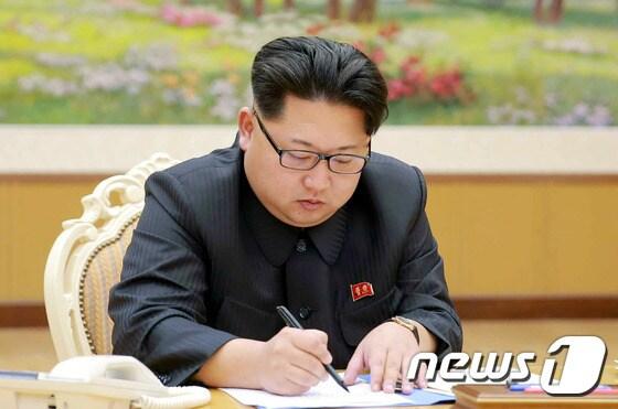 본문 이미지 - 김정은 북한 노동당 위원장이 첫 수소탄실험 관련 최종명령서에 서명하고 있다. (노동신문) 2016.1.7/뉴스1 ⓒ News1