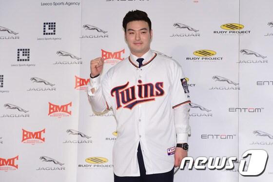 본문 이미지 - 박병호가 7일 오전 서울 서대문구 홍은동 그랜드 힐튼 서울에서 열린 '박병호 미네소타 트윈스 입단 기자회견'에서 유니폼을 입고 포토타임을 갖고 있다. 2016.1.7/뉴스1 ⓒ News1 임세영 기자