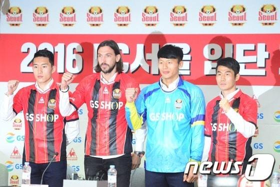 본문 이미지 - 2년만에 다시 FC서울에 입단한 데얀을 비롯한 이적 선수들이 7일 오후 서울 마포구 서울월드컵경기장에서 열린 입단식에서 기념촬영을 하고 있다.왼쪽부터 신진호, 데얀, 유현, 조찬호.2016.1.6/뉴스1 ⓒ News1 민경석 기자