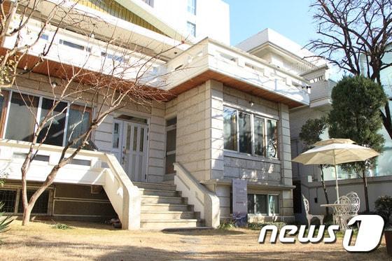 본문 이미지 - 응답하라 1988의 동룡이네 집으로 등장한 최규하 전 대통령 가옥이 화제다. 등록문화재 제413호로 지정된 최규하 전 대통령의 자택은 마포구 동교로 15길 10번지에 있다. 점심시간을 이용해 잠시 들렸다는 한 직장인은 “응사 1988에 나온 집으로 알고 왔다”며 “드라마에 나온 장소에 직접 구경 오기는 처음인데, 기분이 좋고 뿌듯한 느낌”이라고 말했다. ⓒ News1 조용식 기자