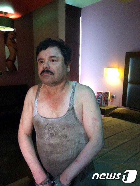 본문 이미지 - 멕시코 마약왕 호아킨 '엘 차포' 구스만이 8일(현지시간) 6개월간의 도주 끝에 붙잡혔다. ⓒ AFP=뉴스1