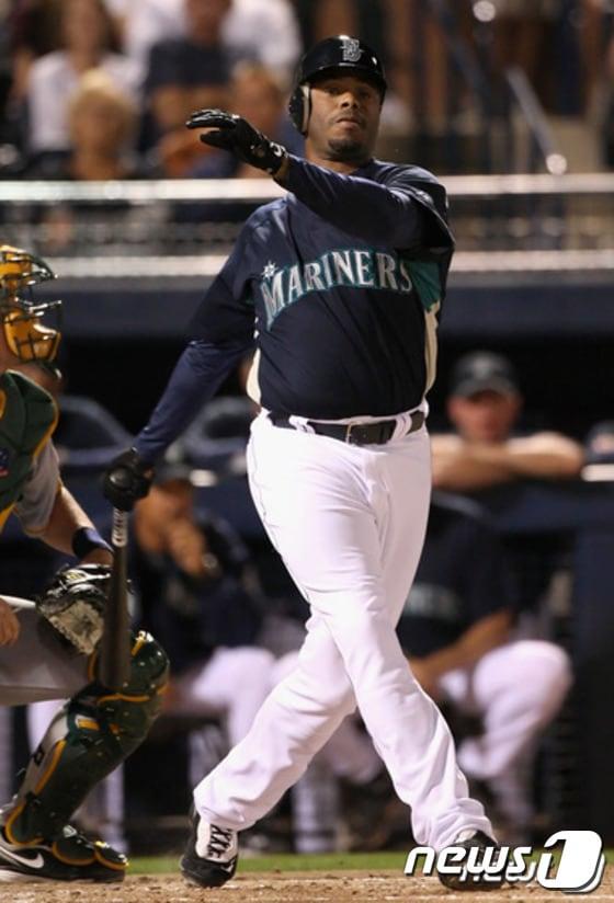 본문 이미지 - 마국 메이저리그 공식 홈페이지 엠엘비닷컴(MLB.com)에 따르면 9일(한국시간) 시애틀 매리너스가 켄 그리피 주니어의 등 번호 24번을 영구결번으로 결정했다.ⓒ AFP=News1