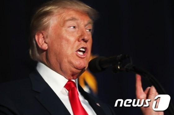 본문 이미지 - 29일(현지시간) 도널드 트럼프 미국 공화당 대통령 후보가 뉴햄프셔주 유세 현장에서 연설하고 있다. ⓒ AFP=뉴스1